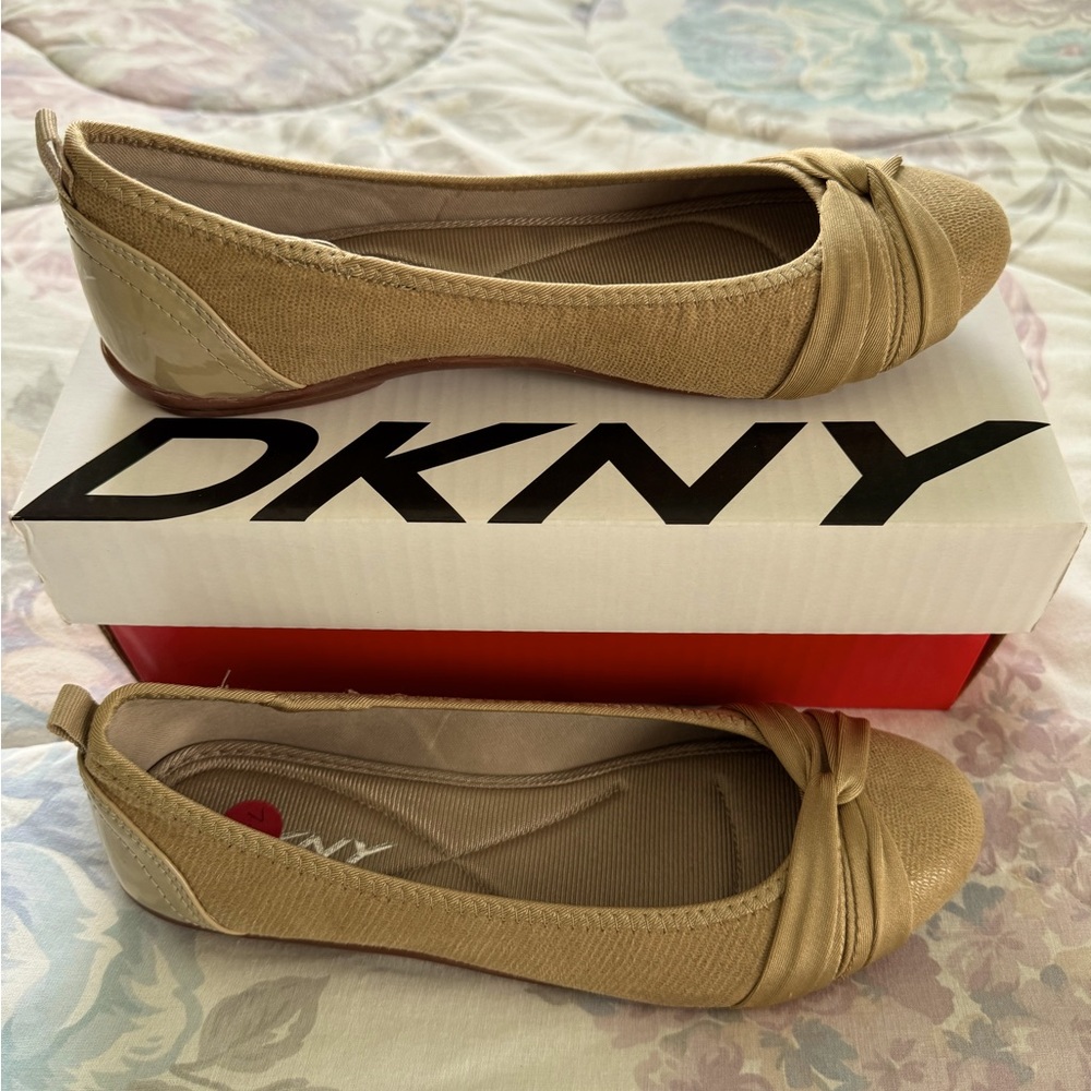 NWT DKNY Sophie Taupe Ballet Flats -Patent Leather Accents, Cushioned Si…